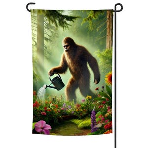Puede incluir: Una bandera de jardín con un Sasquatch regando un vibrante jardín de flores. La obra de arte representa a la criatura mítica en un exuberante entorno forestal verde, con flores coloridas y un pequeño arroyo. La bandera está diseñada para uso en exteriores.