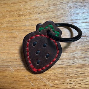 Leder Erdbeere Schlüsselanhänger - Handgemachter Obst Schlüsselanhänger, niedlicher Leder Taschenanhänger, Geschenk für Sie, Sommer Accessoire, lustiger Strumpf Stuffer