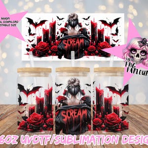 Puede incluir: Un diseño de vaso con temática de Halloween con una mujer con una chaqueta negra con la palabra "SCREAM" en rojo. El diseño incluye rosas rojas, velas negras y murciélagos. El vaso es de 473 ml y tiene un diseño UVDTF/Sublimación.