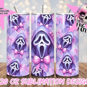 Könnte beinhalten: Ein 20 oz Sublimationsdesign-Becher mit einem lila und weißen Ghostface-Design mit rosa Schleifen auf einem Rautenmuster. Der Becher hat einen Edelstahlstrohhalm. Der Text auf dem Becher lautet "20 OZ SUBLIMATION DESIGN".