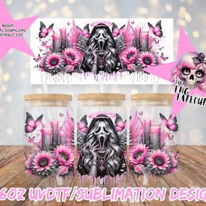 以下が含まれることがあります： 天使の羽、ピンクの蝶、花が描かれた、Screamマスクが特徴の不気味なデザインのガラスタンブラー。「16oz UVDTF/SUBLIMATION DESIGN」の文字が入っています。背景にはお揃いのデザインがあります。