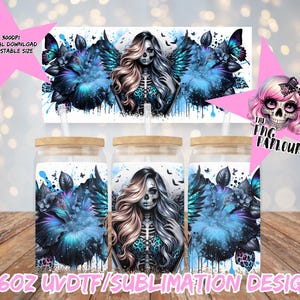 Puede incluir: Vaso de vidrio con tapa de madera y pajita, con un diseño de mujer con rostro de esqueleto, alas de ángel y detalles florales y mariposas azules. El diseño se repite en el vaso. El texto "16oz UVDTF/SUBLIMATION DESIGN" está en la parte inferior.