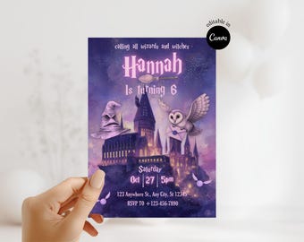 Può includere: Un biglietto d'invito viola e blu con il testo "calling all wizards and witches" e "Hannah compie 6 anni". La carta presenta un'illustrazione di un castello, un gufo, un cappello parlante e una scopa. Sono inclusi anche data e ora.