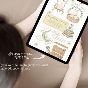 Pu&ograve; includere: Un invito digitale per baby shower visualizzato su un tablet. L'invito presenta illustrazioni ad acquerello di anatre, margherite e testo come "Books for Baby" e "Diaper Raffle". Il tablet mostra anche il testo "Easily Share the Link".