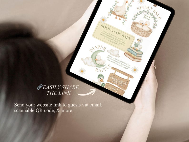 Pu&ograve; includere: Un invito digitale per baby shower visualizzato su un tablet. L'invito presenta illustrazioni ad acquerello di anatre, margherite e testo come "Books for Baby" e "Diaper Raffle". Il tablet mostra anche il testo "Easily Share the Link".