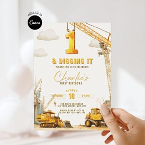 Puede incluir: Una invitación de cumpleaños con temática de construcción. La invitación presenta un gran número uno dorado, el texto "& Digging It" e ilustraciones de vehículos de construcción y grúas. La invitación es para el primer cumpleaños de Charlie, con la fecha y hora.