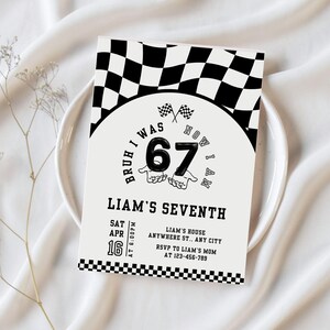 Pode incluir: Um convite com tema de corrida em preto e branco com o texto "Bruh I was now I am 67". O convite &eacute; para o s&eacute;timo anivers&aacute;rio de Liam, agendado para 16 de abril &agrave;s 18h00. Inclui bandeiras quadriculadas e gr&aacute;ficos de bandeiras de corrida.