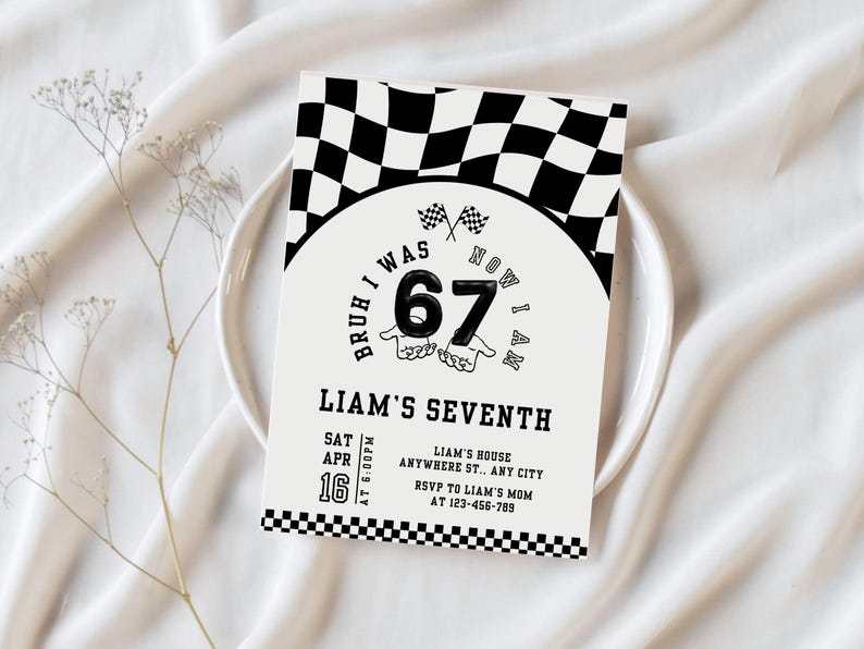 Pode incluir: Um convite com tema de corrida em preto e branco com o texto "Bruh I was now I am 67". O convite &eacute; para o s&eacute;timo anivers&aacute;rio de Liam, agendado para 16 de abril &agrave;s 18h00. Inclui bandeiras quadriculadas e gr&aacute;ficos de bandeiras de corrida.