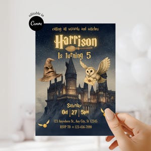 Può includere: Biglietto d'invito blu scuro con il testo "calling all wizards and witches" e "Harrison is turning 5". Il biglietto presenta illustrazioni di Hogwarts, un cappello parlante e un gufo con una lettera. La data è il 27 ottobre.