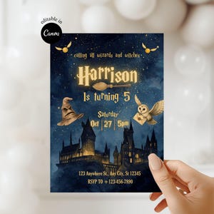 Puede incluir: Una tarjeta de invitación azul marino con detalles dorados, con un tema de mago. La tarjeta incluye el nombre "Harrison", la frase "Is turning 5" y los detalles del evento. El diseño incorpora un castillo, un sombrero seleccionador y un búho.