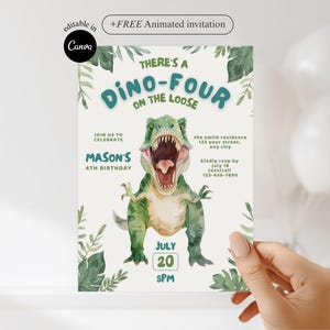 以下が含まれることがあります： 緑色の恐竜の水彩イラストが描かれた誕生日招待状。「There's a Dino-Four on the Loose」というテキストと、7月20日のメイソンの4歳の誕生日の詳細が含まれています。招待状は手で持たれています。