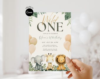 Könnte beinhalten: Einladung zum Geburtstag mit dem Thema "Wild One" mit Illustrationen von Elefant, Giraffe und Löwe. Die Einladung enthält Eventdetails und ist in Canva editierbar. Die Einladung wird von einer Hand gehalten.