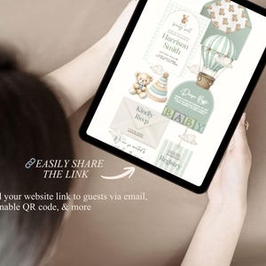 Puede incluir: Una tableta digital que muestra invitaciones para un baby shower. El dise&ntilde;o presenta un tema de osito de peluche con colores verde pastel y beige. La invitaci&oacute;n incluye el texto "Harrison Smith" y "BABY". La tableta tambi&eacute;n muestra el texto "EASILY SHARE THE LINK".