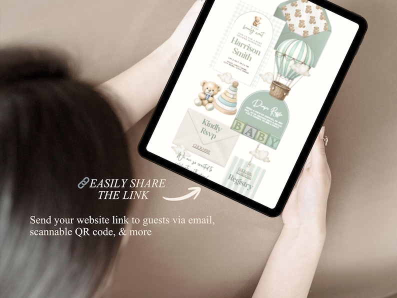 Puede incluir: Una tableta digital que muestra invitaciones para un baby shower. El dise&ntilde;o presenta un tema de osito de peluche con colores verde pastel y beige. La invitaci&oacute;n incluye el texto "Harrison Smith" y "BABY". La tableta tambi&eacute;n muestra el texto "EASILY SHARE THE LINK".