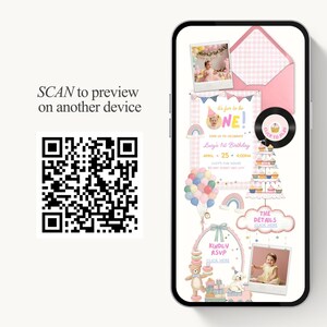 Puede incluir: Una pantalla de tel&eacute;fono inteligente muestra un dise&ntilde;o de invitaci&oacute;n de cumplea&ntilde;os. El dise&ntilde;o incluye una foto, un sobre rosa, una tarta con cupcakes y el texto "It's fun to be ONE!" y "Kindly RSVP". Tambi&eacute;n es visible un c&oacute;digo QR.