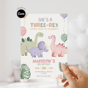 以下が含まれることがあります： パステルカラーの誕生日招待状。恐竜のイラストが描かれています。「SHE'S A THREE-REX STOMP OVER TO CELEBRATE」というテキストと、マディソンの3歳の誕生日の詳細が含まれています。デザインには風船とサボテンのイラストが使用されています。