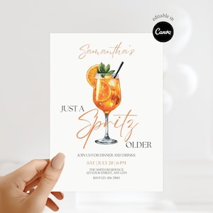 Może przedstawiać: Karta zaproszenia z akwarelową ilustracją koktajlu spritz z plasterkiem pomarańczy i miętą. Tekst brzmi "Samantha's Just a Spritz Older" i zawiera szczegóły wydarzenia. Możliwość edycji w Canva.