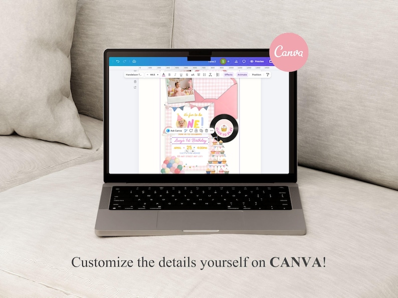 Puede incluir: Un port&aacute;til que muestra una plantilla de invitaci&oacute;n de cumplea&ntilde;os rosa y amarilla con el texto "ONE!" y un gr&aacute;fico de pastel. El port&aacute;til est&aacute; abierto sobre una superficie clara, con el texto "Customize the details yourself on CANVA!" debajo.