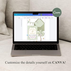 Pu&ograve; includere: Un laptop mostra un modello di design con un motivo a quadretti verde e bianco, un'illustrazione di un albero e bandiere a striscioni. Il testo "Customize the details yourself on CANVA!" &egrave; in basso. Un cerchio verde con la parola "Canva" &egrave; in alto a destra.