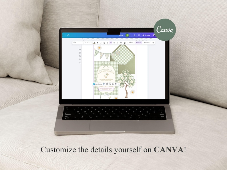 Pu&ograve; includere: Un laptop mostra un modello di design con un motivo a quadretti verde e bianco, un'illustrazione di un albero e bandiere a striscioni. Il testo "Customize the details yourself on CANVA!" &egrave; in basso. Un cerchio verde con la parola "Canva" &egrave; in alto a destra.