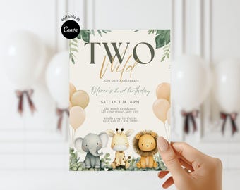 Może przedstawiać: Zaproszenie urodzinowe z napisem "TWO Wild" w kolorze zielonym i złotym. Zaproszenie zawiera ilustracje słonia, żyrafy i lwa. Zaproszenie zawiera również datę, godzinę i miejsce przyjęcia.