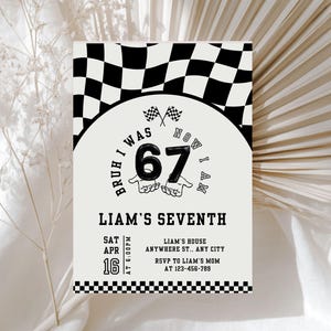 Pode incluir: Um convite de anivers&aacute;rio em preto e branco com tema de corrida. O convite apresenta um design de bandeira quadriculada na parte superior e inferior, com o texto "BRUH I WAS 67 NOW I AM" e "LIAM'S SEVENTH" no centro. A data e a hora tamb&eacute;m est&atilde;o inclu&iacute;das.