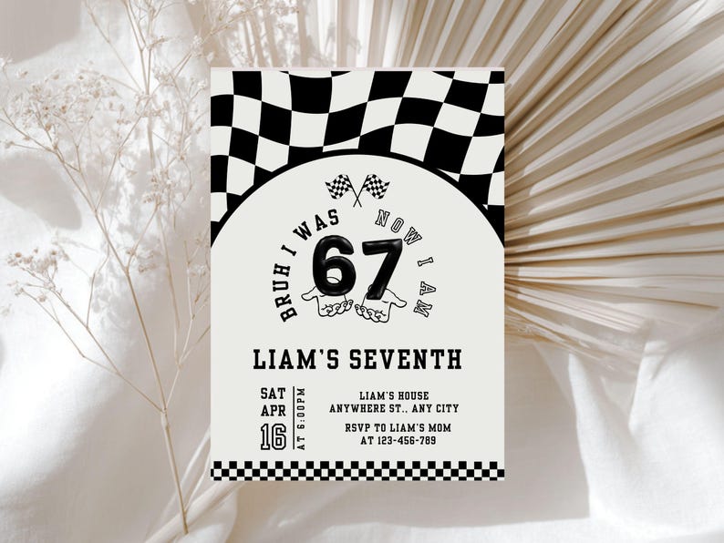 Pode incluir: Um convite de anivers&aacute;rio em preto e branco com tema de corrida. O convite apresenta um design de bandeira quadriculada na parte superior e inferior, com o texto "BRUH I WAS 67 NOW I AM" e "LIAM'S SEVENTH" no centro. A data e a hora tamb&eacute;m est&atilde;o inclu&iacute;das.