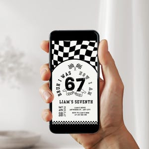 Pode incluir: Um smartphone preto exibe um convite de anivers&aacute;rio com tema de corrida. O convite apresenta um design de bandeira quadriculada, o texto "BRUH I WAS 67 NOW I AM" e detalhes para o s&eacute;timo anivers&aacute;rio de Liam, incluindo data e local.