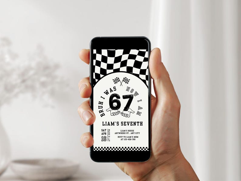 Pode incluir: Um smartphone preto exibe um convite de anivers&aacute;rio com tema de corrida. O convite apresenta um design de bandeira quadriculada, o texto "BRUH I WAS 67 NOW I AM" e detalhes para o s&eacute;timo anivers&aacute;rio de Liam, incluindo data e local.