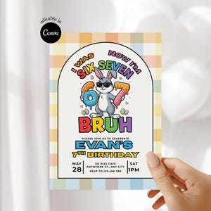 以下が含まれることがあります： サングラスをかけた漫画のウサギがドーナツ型の「6」と「7」を持っている、カラフルな誕生日招待状。招待状には「I WAS SIX, NOW I'M SEVEN BRUH」というテキストと、エヴァンの7歳の誕生日の詳細が含まれています。