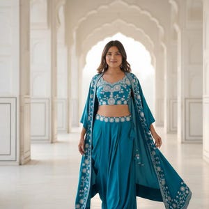Conjunto Dhoti de crepe francés con bolero bordado y choli