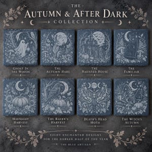 Könnte beinhalten: Ein Set aus acht quadratischen Schieferuntersetzern aus der The Autumn & After Dark Kollektion. Jeder Untersetzer zeigt detaillierte weiße Gravuren saisonaler Motive, darunter ein Geist, ein Hase, ein Spukhaus, eine Katze, ein Kürbis, ein Rabe, ein Nachtfalter und ein Hexenhut.