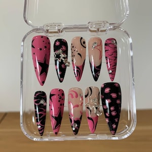 Y2K Graffiti Press On Nails – Hot Pink Star Nails with Funky Swirl Graphic Design, Y2K Vibes Acrylic Press Ons