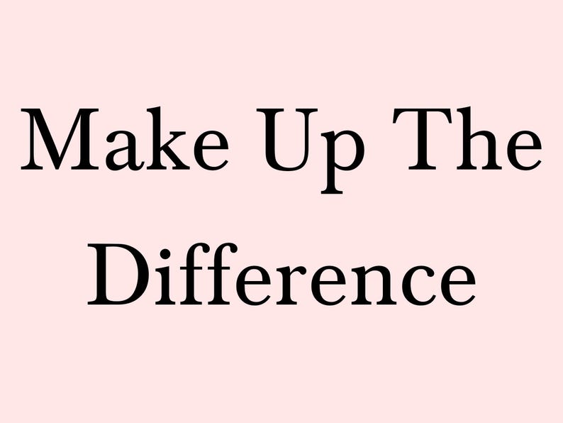 Może przedstawiać: Słowa "Make Up The Difference" są wyświetlane pogrubioną, czarną czcionką szeryfową na miękkim, jasnor&oacute;żowym tle. Tekst jest wyśrodkowany, tworząc prosty, ale efektowny design.