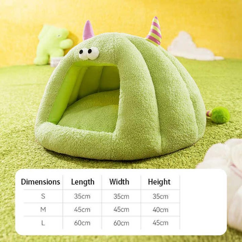 Pode incluir: Uma cama para animais de estima&ccedil;&atilde;o verde claro em forma de monstro com uma abertura redonda. A cama tem dois chifres rosa e um chifre listrado. As dimens&otilde;es s&atilde;o 35 cm x 35 cm x 35 cm para o tamanho S, 45 cm x 45 cm x 40 cm para o tamanho M e 60 cm x 60 cm x 45 cm para o tamanho L.