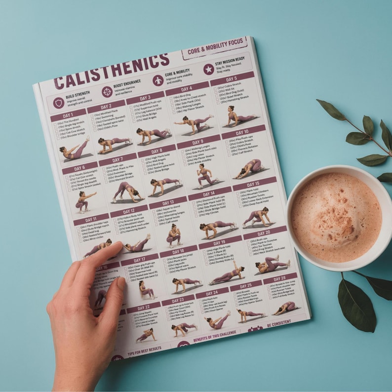 Op de afbeelding: Een gedrukte calisthenics workout chart met een 30-dagenplan, met oefenillustraties. De chart wordt door een hand vastgehouden, met een kop koffie op een lichtblauwe ondergrond. De chart bevat tekst zoals "Bouw kracht" en "Core & Mobility Focus".