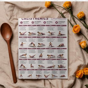 Op de afbeelding: Een houten lepel ligt naast een trainingsschema met het woord "CALISTHENICS" bovenaan. Het schema toont verschillende oefeningen voor elke dag, met illustraties. Gele rozen zijn rond het schema verspreid.