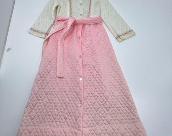 Bata acolchada vintage de los años 70 con ribete floral, color rosa, fabricada en Estados Unidos, talla 14