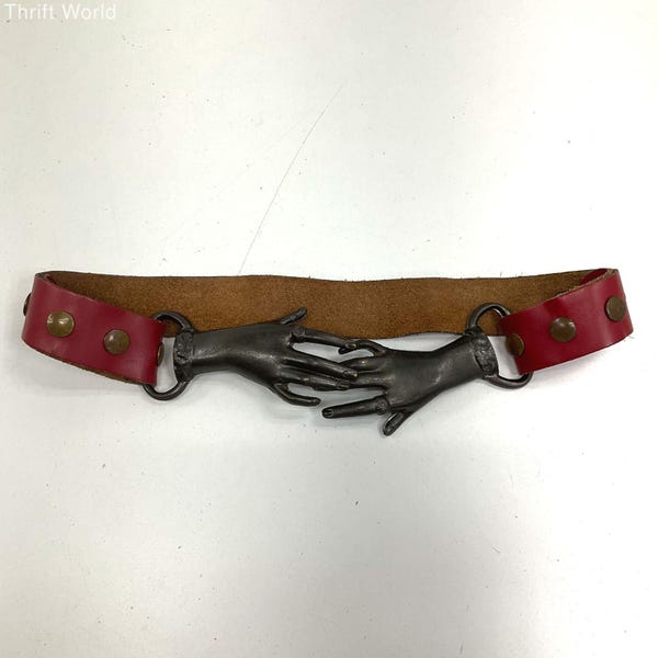 Cinturón vintage de cuero rojo de metal fundido estilo victoriano de los años 70 con manos entrelazadas
