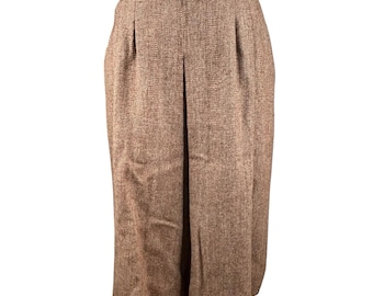 Könnte beinhalten: Ein knielanger Rock aus braunem und beigem Tweedstoff. Der Rock hat eine hohe Taille und Falten vorne. Der Stoff hat ein dezentes Webmuster und der Rock scheint aus einem mittelschweren Material zu sein.