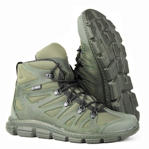 Op de afbeelding: Olijfgroene wandelschoenen met zwarte veters en een robuuste zool. De laarzen hebben een hoog model met een bovenwerk van mesh en leer. De merknaam "U-Bot" is zichtbaar.