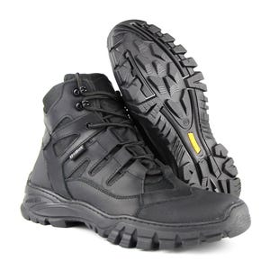 Puede incluir: Botas tácticas negras con suela robusta y cordones. Las botas presentan paneles reforzados y una silueta alta. Las suelas tienen un dibujo profundo para un mejor agarre. Diseñadas para durabilidad y soporte en terrenos variados.