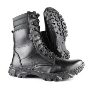 Puede incluir: Botas de combate de cuero negro con suela robusta. Las botas tienen un diseño con cordones y un cuello acolchado. Las suelas están diseñadas para el agarre. Adecuadas para actividades al aire libre.