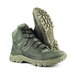 Puede incluir: Botas de combate verde oliva con suela robusta y cierre de cordones. Las botas tienen un diseño de caña alta y están hechas de materiales duraderos. La suela está diseñada para la tracción y el soporte. Adecuadas para actividades al aire libre.