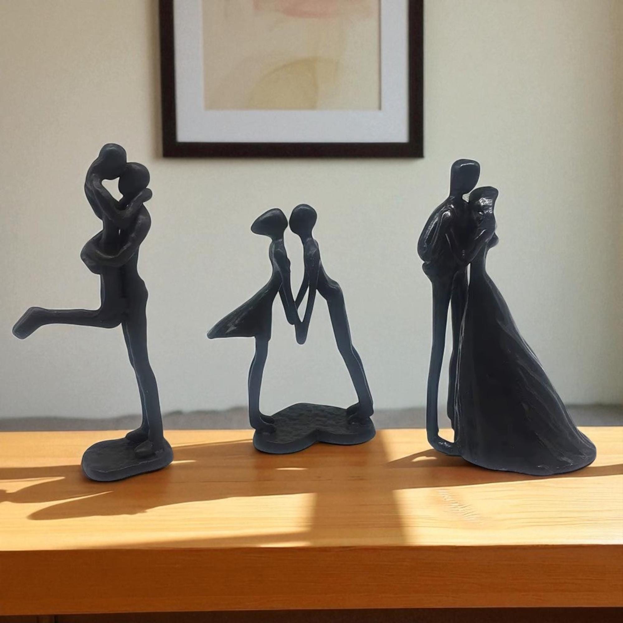 抽象的なカップルの像 - 感情的なつながりを表現したモダンな樹脂彫刻