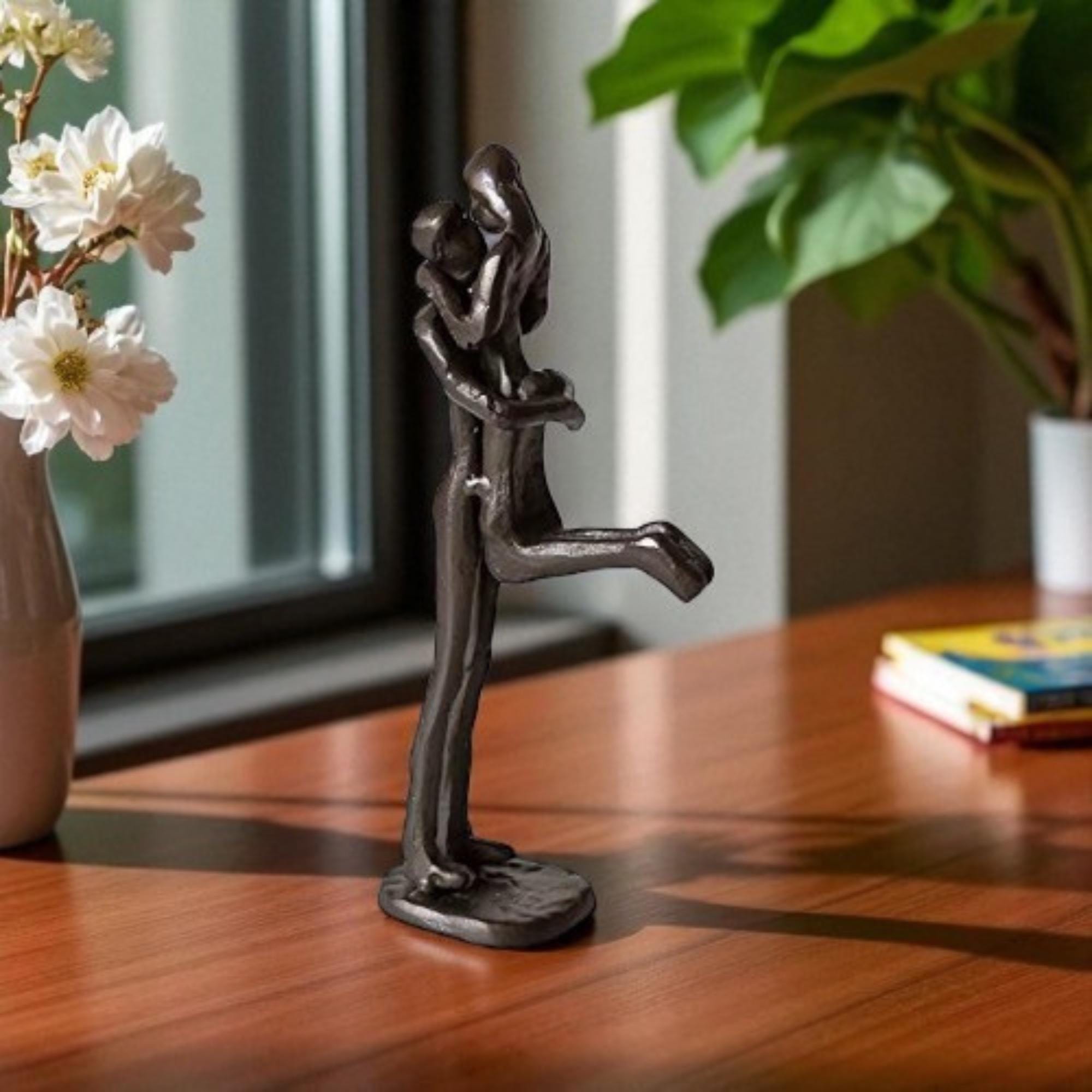 抽象的なカップルの像 - 感情的なつながりを表現したモダンな樹脂彫刻