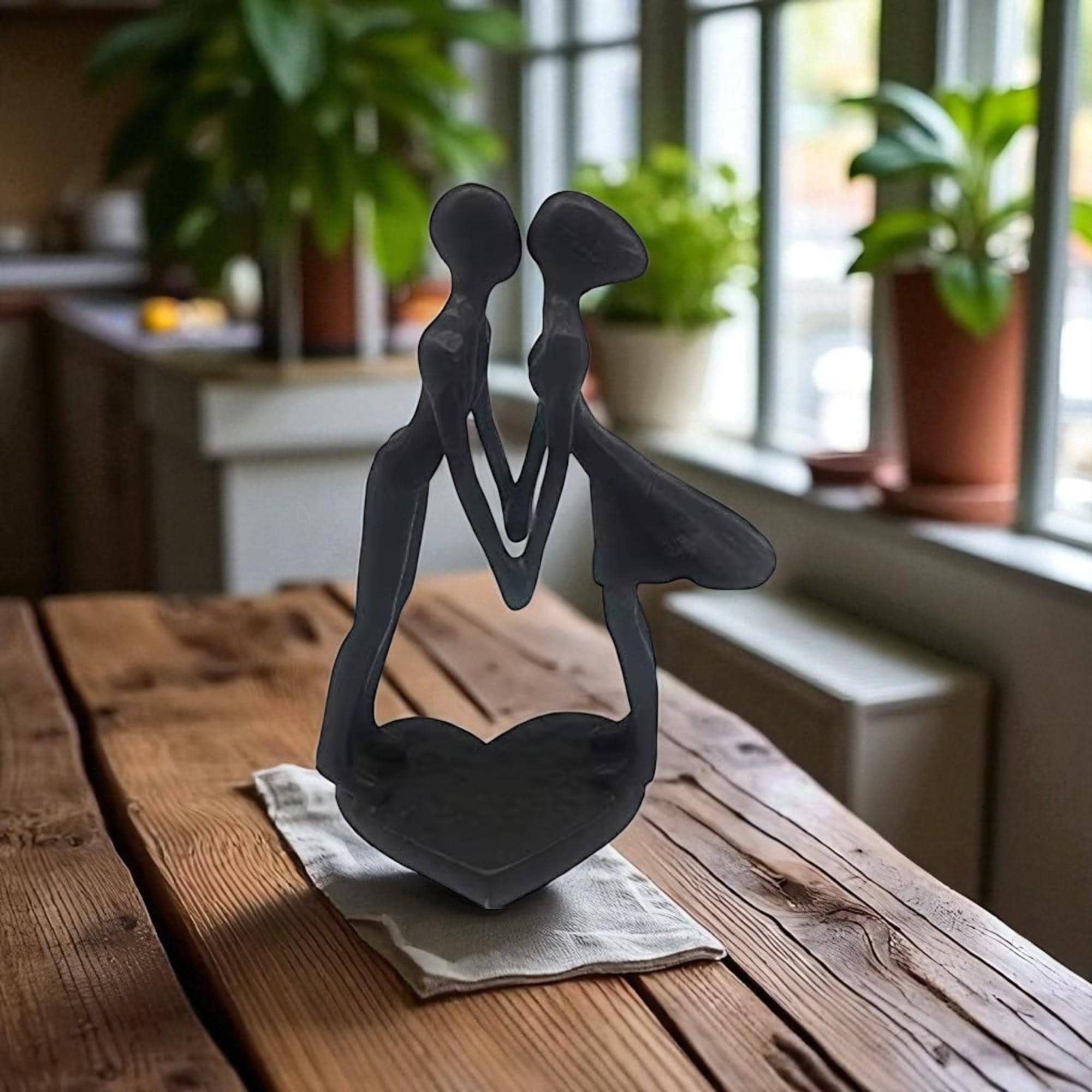 抽象的なカップルの像 - 感情的なつながりを表現したモダンな樹脂彫刻