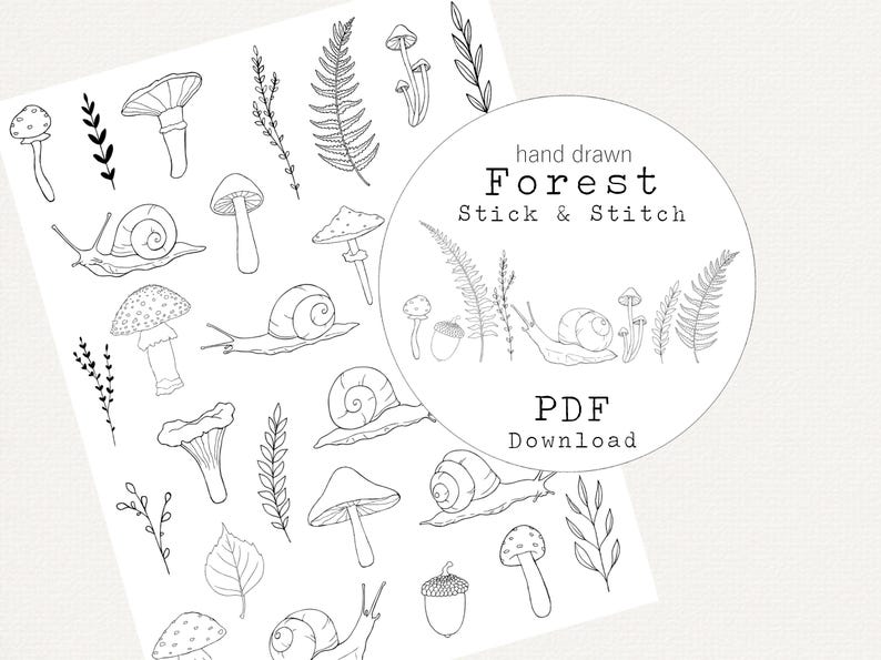Op de afbeelding: Zwart-wit illustratie met bosmotieven zoals paddenstoelen, slakken en varens. De afbeelding bevat de tekst "hand drawn Forest Stick & Stitch" en "PDF Download". Geschikt voor knutselprojecten, in een eenvoudige lijntekening stijl.