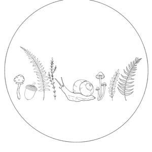 Op de afbeelding: Een zwart-wit lijntekening van bos elementen in een cirkel. De illustratie bevat een slak, paddenstoelen, varens en een eikel. Het ontwerp is eenvoudig en heeft een natuurthema.