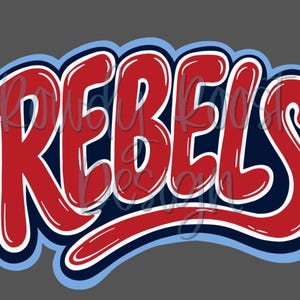 Può includere: Un design grafico con la parola "REBELS" in lettere grasse e a bolla. Le lettere sono rosse con contorni bianchi e un'ombra blu scuro, su uno sfondo azzurro e grigio.